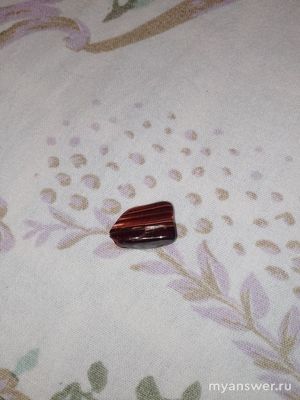 Что это за камень: блестящий, шоколадного цвета?