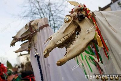 У какого народа был обычай водить чучело лошади?