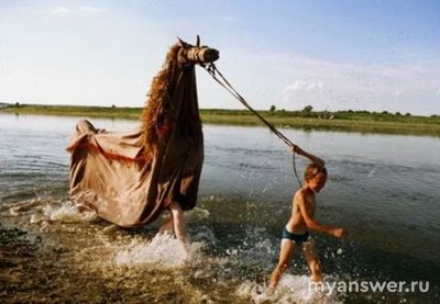 У какого народа был обычай водить чучело лошади?