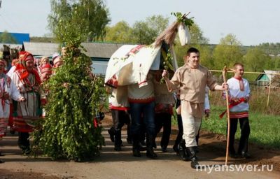 У какого народа был обычай водить чучело лошади?