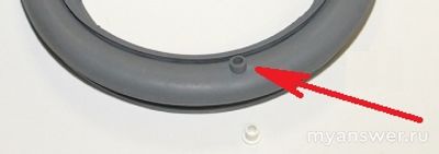 Присоединяется ли к манжете люка стиральной машины какой-то шланг?