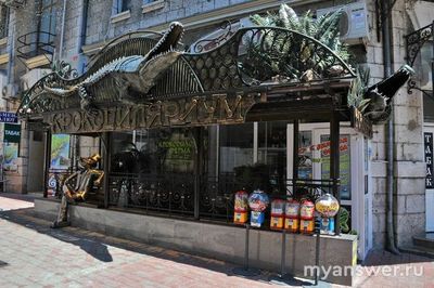 Почему в мультфильме "Шапокляк" Гена и Чебурашка едут на поезде в Ялту?