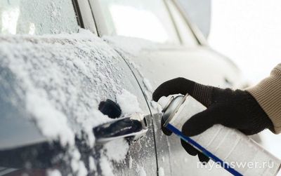 Как открыть промерзшую дверь автомобиля, не испортив ЛКП и шумоизоляцию?