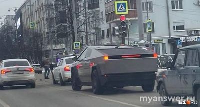 Машина Илона Маска в Екатеринбурге - что это значит?