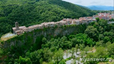 С какой целью построен город в Испании на скале?