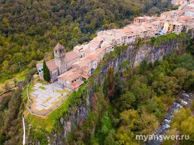С какой целью построен город в Испании на скале?