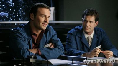 Хочет помочь парню из кофейни, сделав ему пластич. операцию, что за фильм?