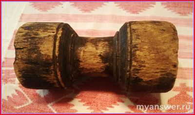 Как называется предмет русской утвари, напоминающий гантелю?