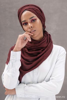 Обязательно ли, если вместо шапки платок, то сзади выглядишь как бабушка?