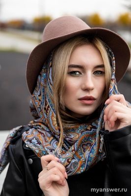 Обязательно ли, если вместо шапки платок, то сзади выглядишь как бабушка?