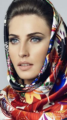 Обязательно ли, если вместо шапки платок, то сзади выглядишь как бабушка?