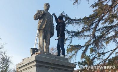 В Павлодаре рухнул памятник Ленину что известно? 08.11.2024
