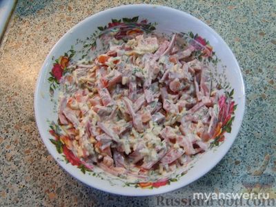 Какие салаты приготовить на новогодний стол 2025?