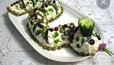 Какие салаты приготовить на новогодний стол 2025?