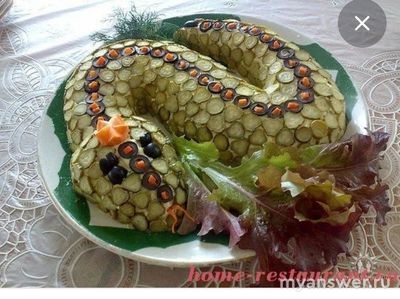 Какие салаты приготовить на новогодний стол 2025?