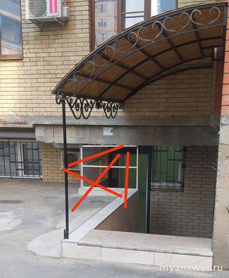 Чем огородить пространство под козырьком?