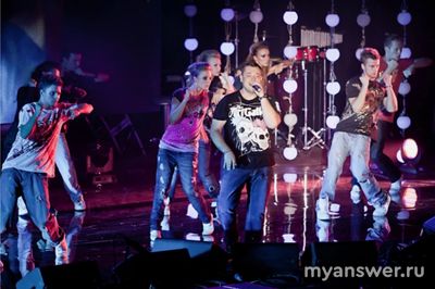 Почему оказались вместе атаман и ковбои в песне Руки вверх?