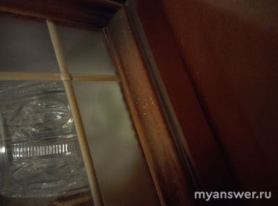 На мебели крошечные белые точки. Хотелось бы узнать, что это?