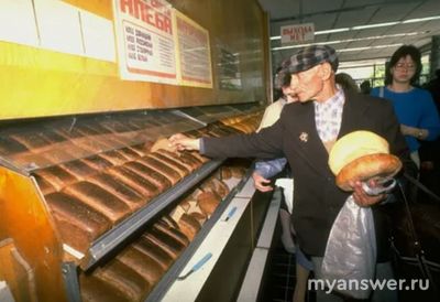 Допустимо ли продавать хлеб по которому ходят мухи? Что с этим делать?