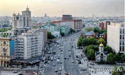 Какова средняя стоимость квадратного метра в различных районах Москвы?