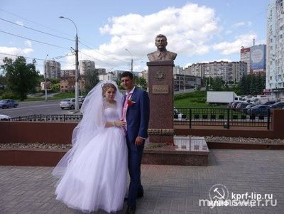 Зачем молодоженам возлагать цветы к памятникам политикам?