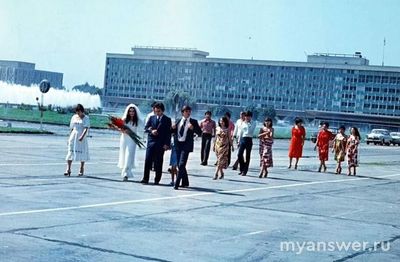 Зачем молодоженам возлагать цветы к памятникам политикам?