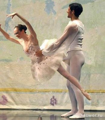 Почему в балете, мужчины никогда штаны не одевают?
