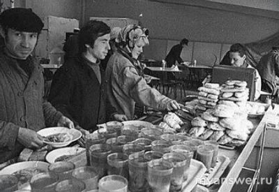 Какие блюда входили в обед из трёх блюд в СССР в 1940-1991?