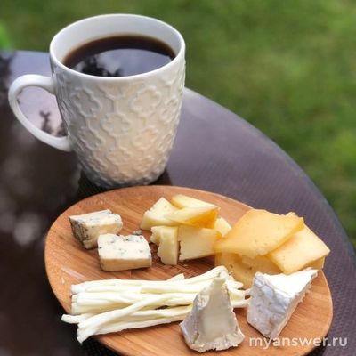 Что вкуснее: сыр с кофе или соленая сельдь с кофе, почему?
