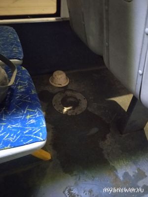 Что это за белый колпак а автобусах городских на полу?