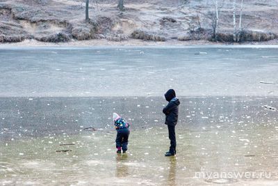 Как вести себя на льду и что делать, если упал в воду?