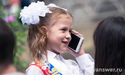 Могут ли школьники пользоваться телефоном на уроках?