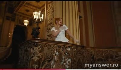 Почему Эли в клипе Middle of the Night танцует одна в помещениях театра?