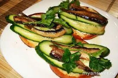 Правильно ли шпроты ставить на праздничный стол в консервной баночке?