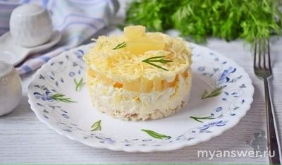 С какими ингредиентами можно вкусно сочетать ананас в салатах?