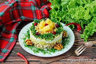 С какими ингредиентами можно вкусно сочетать ананас в салатах?