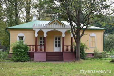Как называлось имение недалеко от Москвы, которое купил Чехов в 1892 году?
