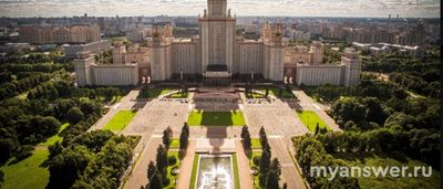Сколько человек может вместить в себя площадь перед МГУ (Воробьёвы горы)?