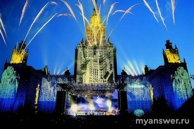 Сколько человек может вместить в себя площадь перед МГУ (Воробьёвы горы)?