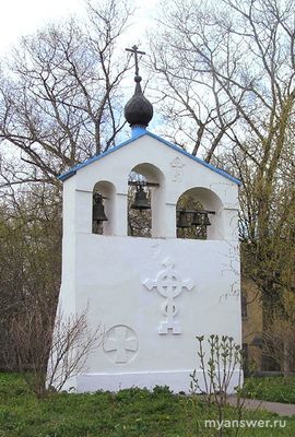 В чем отличие колокольни от звонницы? Что и как расположено?