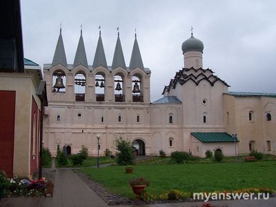 В чем отличие колокольни от звонницы? Что и как расположено?