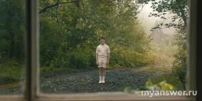 Кто такой мальчик в белом из сериала Извне (From)?